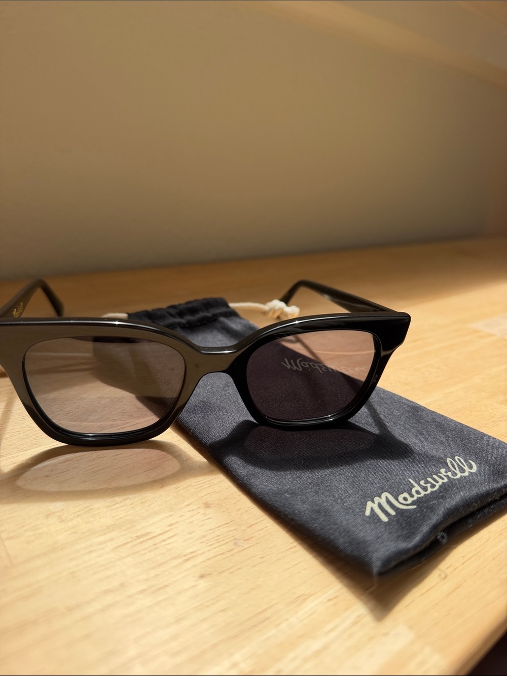 Madewell Black Cat-Eye Sunglasses with Dark Lenses - Picture 4 of 4
